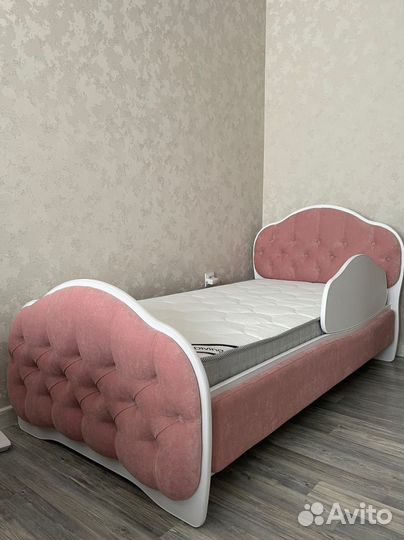 Детская кровать с мягкими спинками