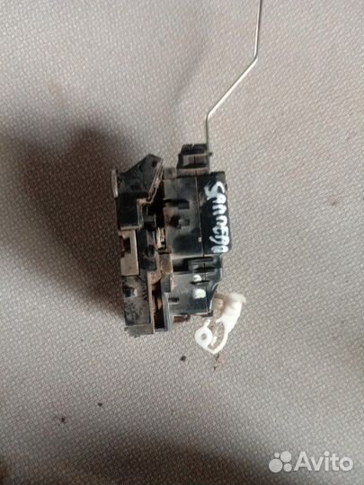 Замок двери задний левый Renault Sandero K7J710