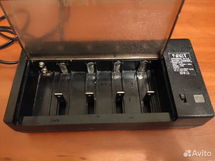 Зарядное устройство First Universal Model 121
