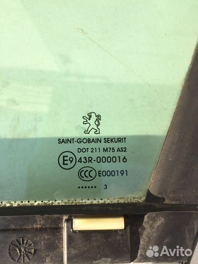 Форточка передней левой двери Peugeot 308