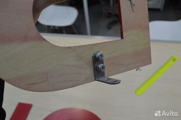 Надпись большими буквами из дерева