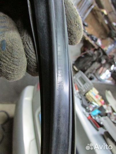 Уплотнитель желобка левого стекла на Mazda 3 BK