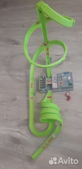 Hot wheels трасса с двумя машинками