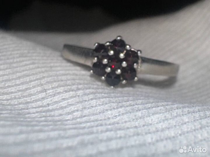 Серебряное кольцо цветок с гранатами