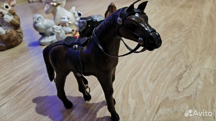 Фигурки фарфоровые, керамические, кожаные