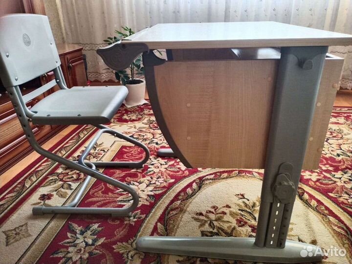 Растущая парта школьная со стулом,цена договорная