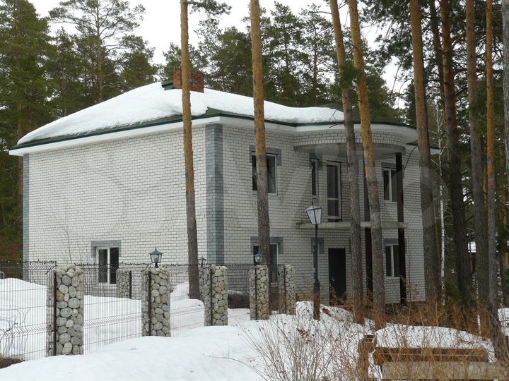 Дом 226,8 м² на участке 7,7 сот.