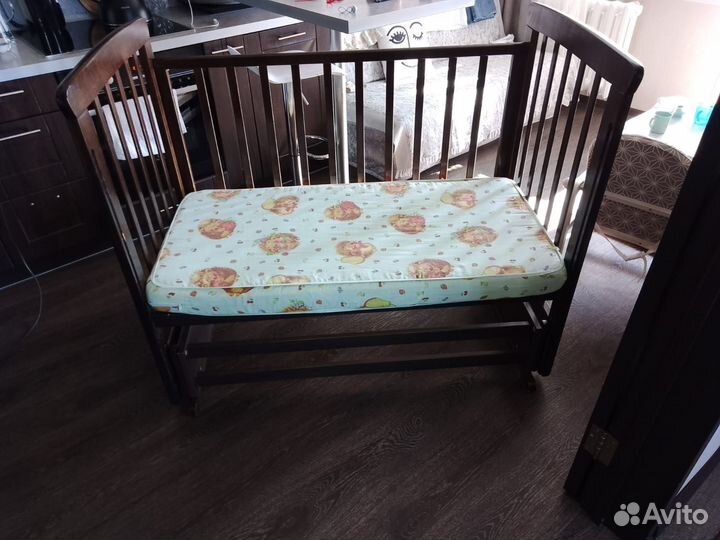 Детская кроватка с поперечным маятником