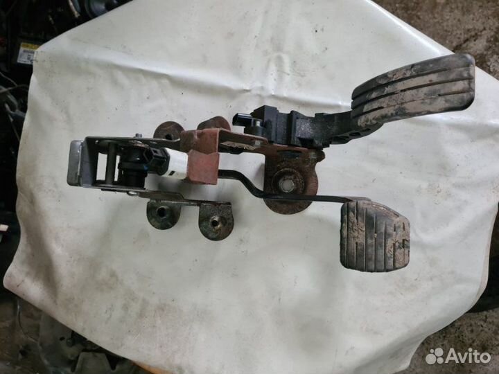 Педаль тормоза Renault Fluence седан M4R 2011