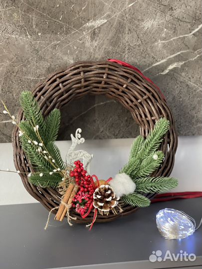 Венок новогодний из ротанга
