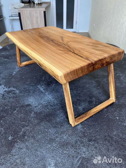Сервировочный столик из массива дерева