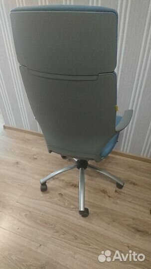 Офисное кресло