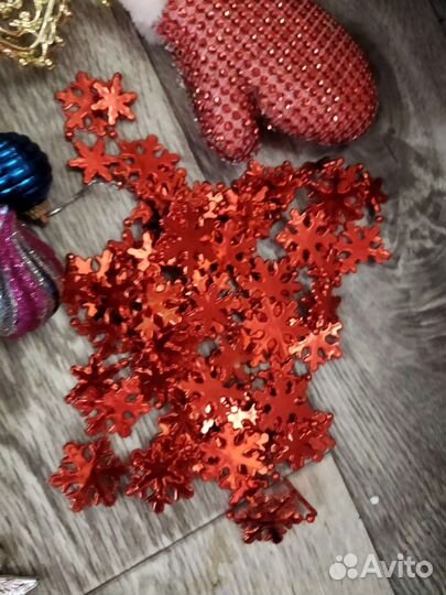 Новогодние игрушки, мишура