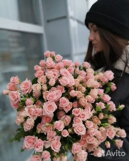 Букет из кустовых роз с оформлением