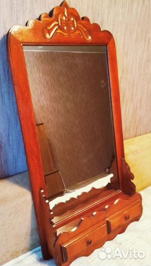 Зеркало в деревянной раме