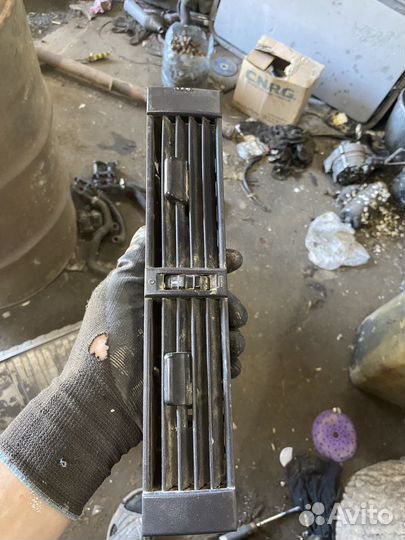 Центральный дефлектор мерседес 124