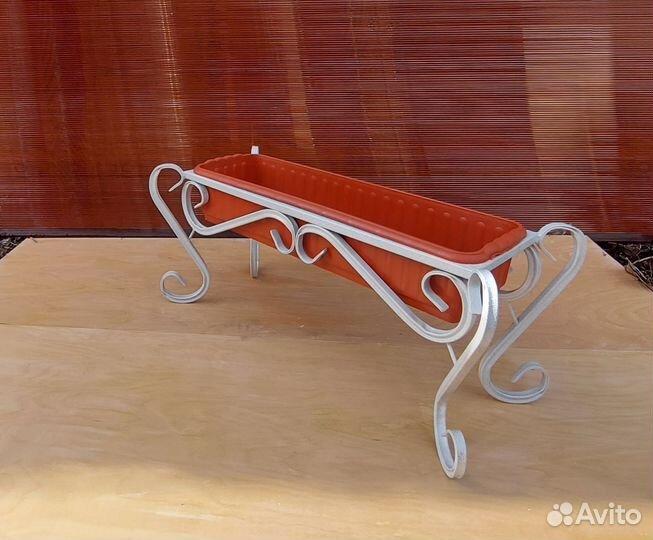 Цветник с кашпо для цветов