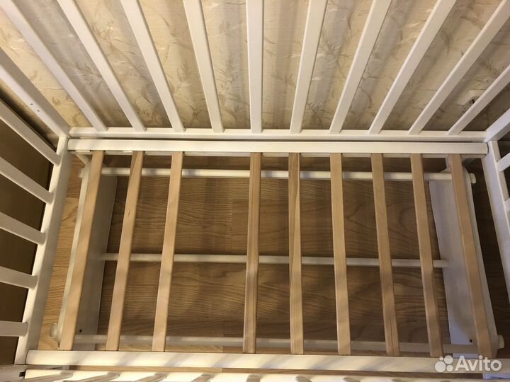 Детская кроватка с маятником