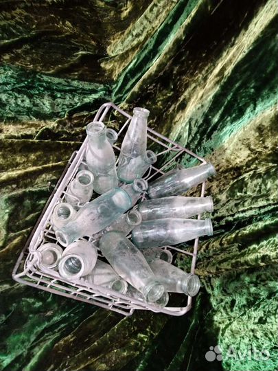 Ящик с молочными бутылками