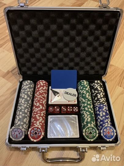 Покерный набор на 200 фишек