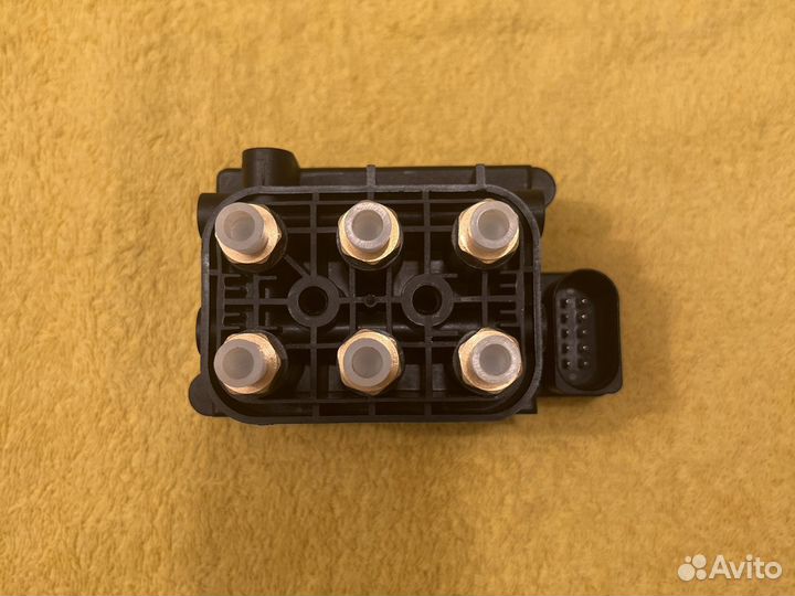 Блок клапанов пневмоподвески Ауди Q7 VW Porsche