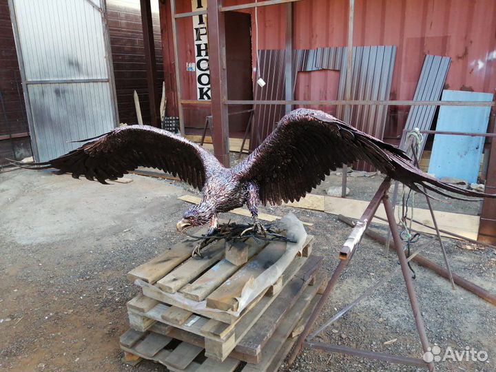 Кованая скульптура орла