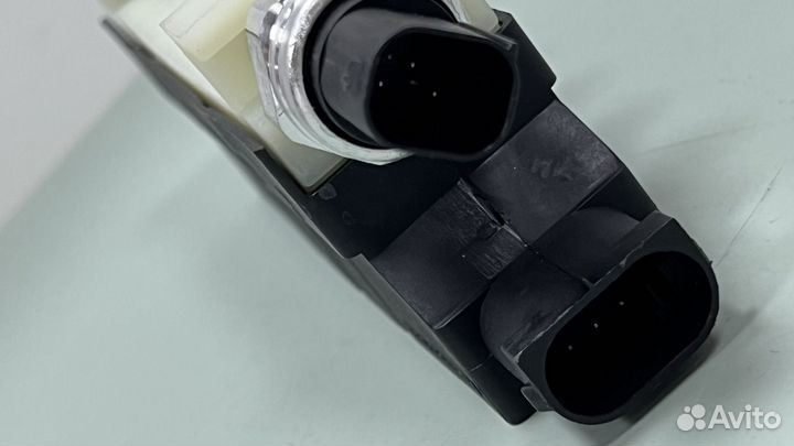 Блок клапанов пневмоподвески Mercedes w220