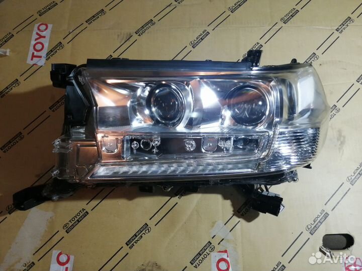 Левая фара Toyota Land Cruiser 200