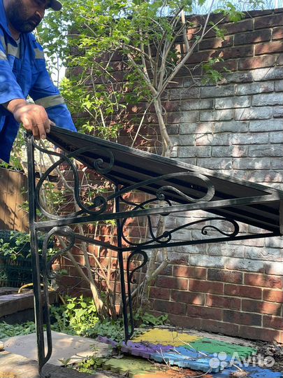 Козырек кованый над входной дверью