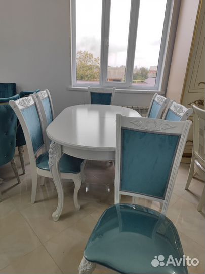 Стол и стулья