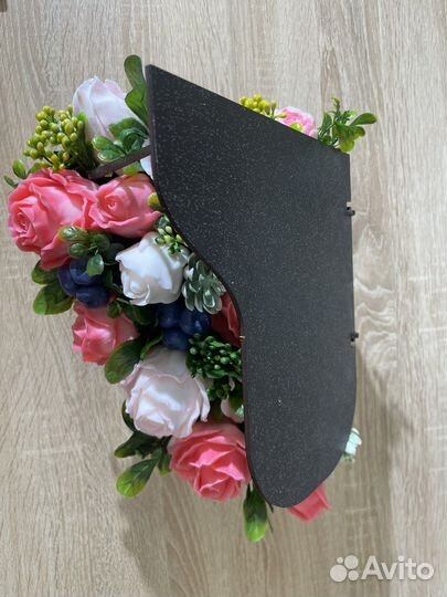 Букет из роз и ягод в рояле