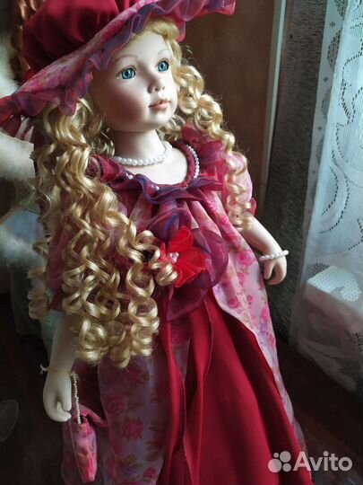 Коллекционная фарфоровая кукла
