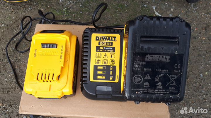 Зарядное устройство и 2 аккумулятора dewalt