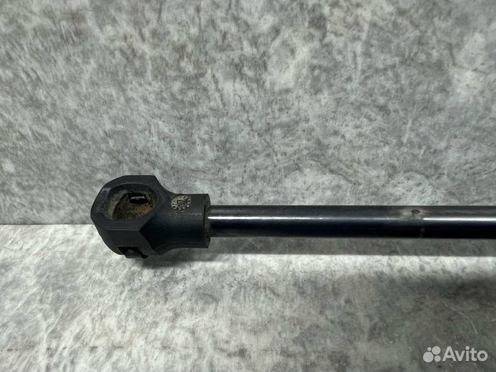 Амортизатор капота Renault Logan 2 2016 654713274R