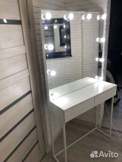 Стол с зеркалом для визажиста