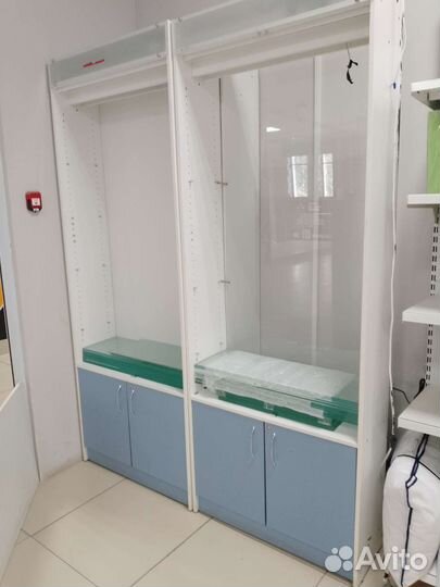 Стеклённый шкаф