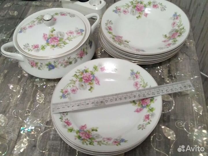 Набор столовой посуды. тарелки суповые