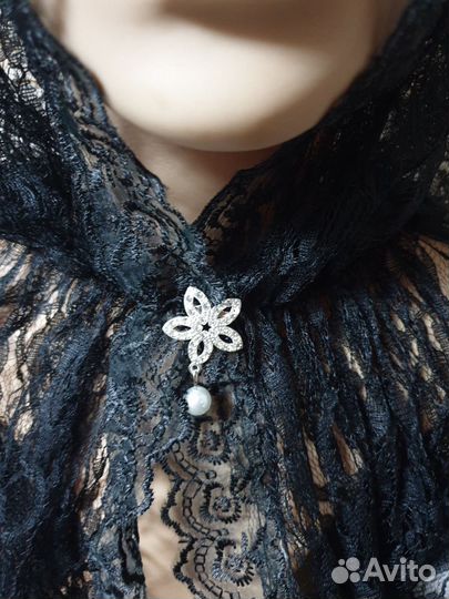 Черный кружевной платок в храм + брошь