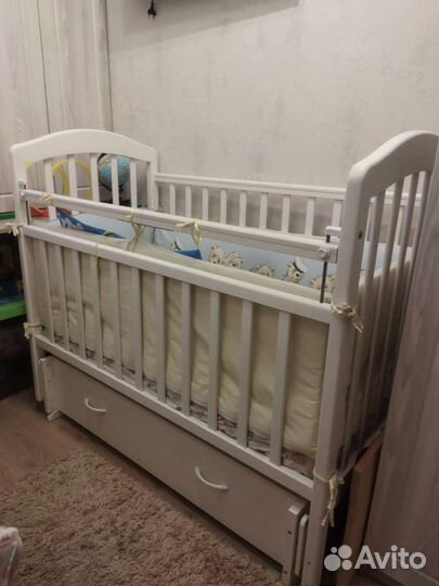 Детская кроватка с маятником и ящиком