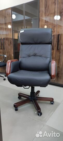 Офисное кресло руководителя