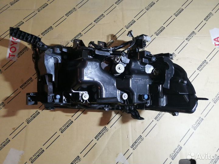 Левая фара Toyota Land Cruiser 200