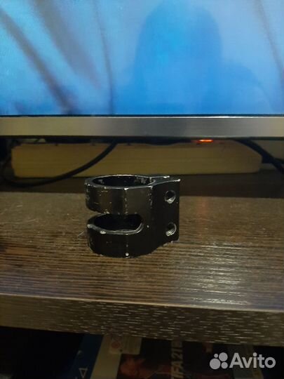 Зажим на трюковой самокат