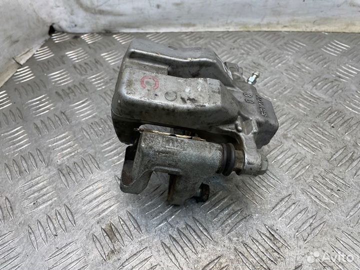 Суппорт тормозной задний левый Toyota Camry V50