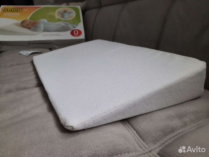 Подушка для младенцев Selby против срыгиваний