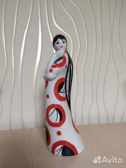Фарфоровая статуэтка гжель