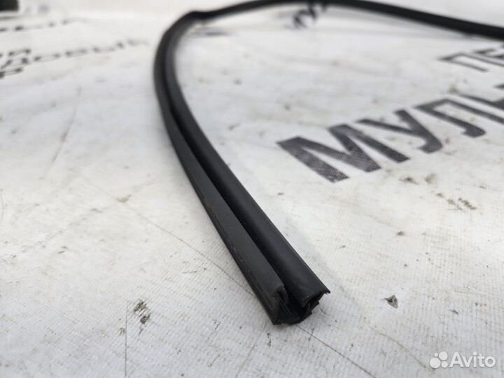 Уплотнитель стекла двери передний левый Toyota
