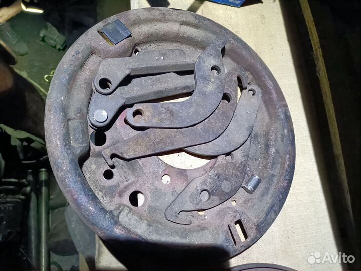 Щиты заднего моста мерседес 814 811