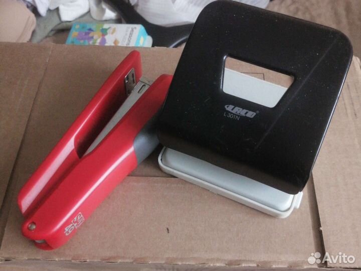 Дырокол Laco и степлер SAX 49