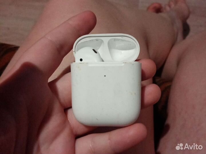Продаю в месте с чехлом, один наушник потеряла