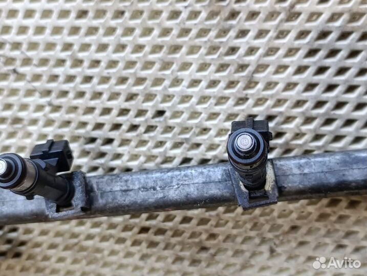 Топливная рампа с форсунками Opel Omega